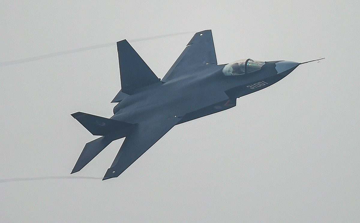 _j-31-stealth-fighter-performs-at-the-airshow.jpg