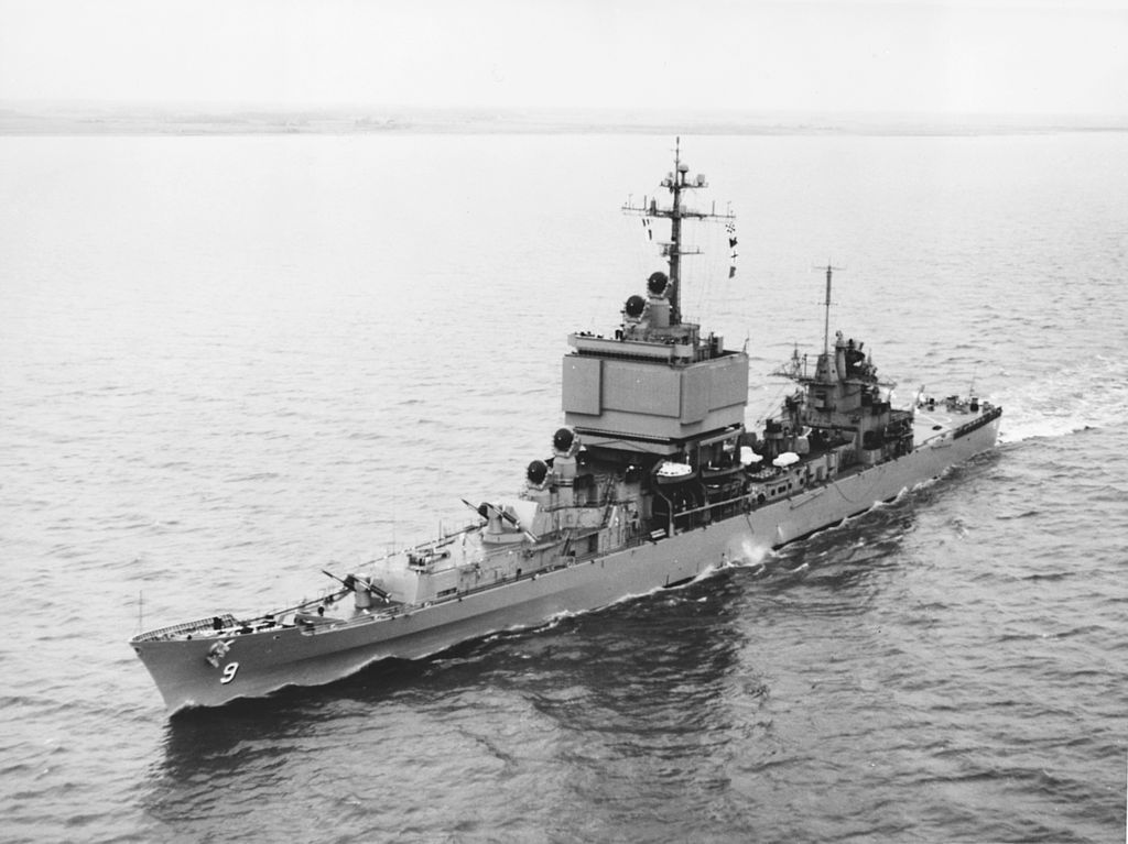 _USS_Long_Beach_(CGN-9)_underway_in_April_1963.jpg