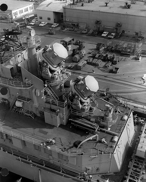 _USS_Oklahoma_City_(CLG-5)_aft_radar_antennas.jpg