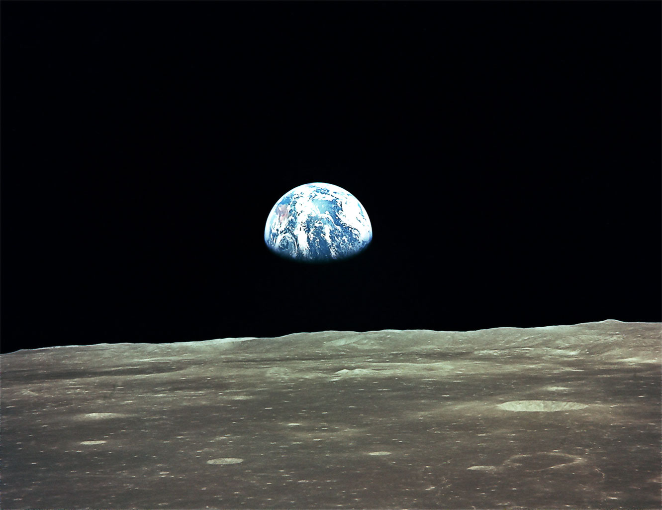 apollo-11-earthrise-4-9.jpg